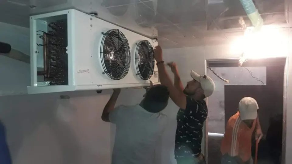 Montaje del evaporador de una cámara frigorífica