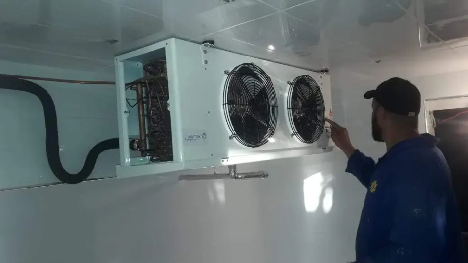 Technician adjusting the evaporator of a cold room