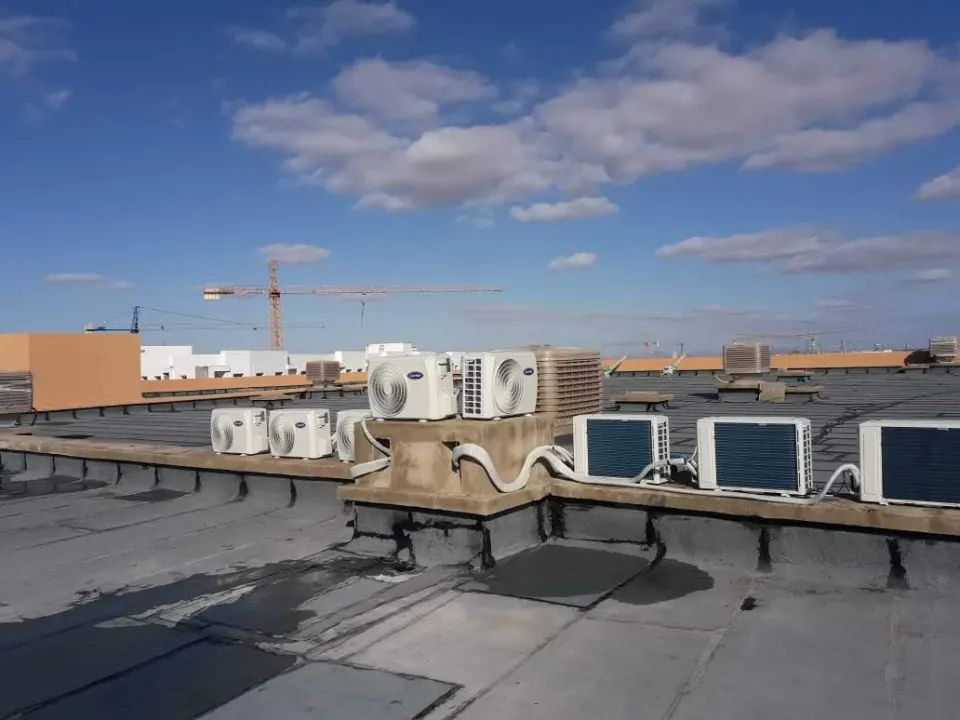 Grupos de climatización instalados en una azotea