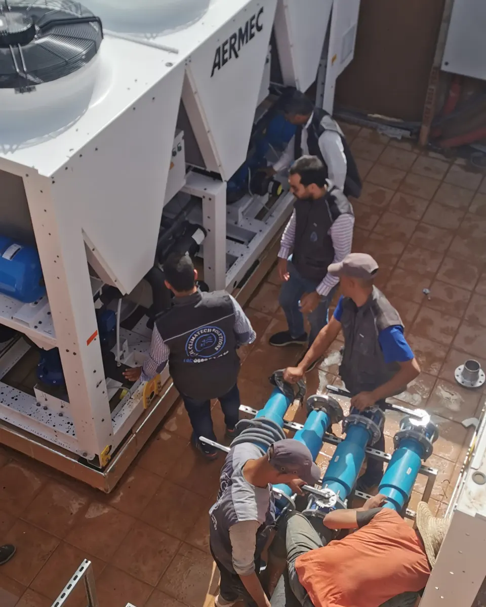 Equipo de técnicos de Kabil Climatech conectando las bombas y tuberías de grupos Aermec