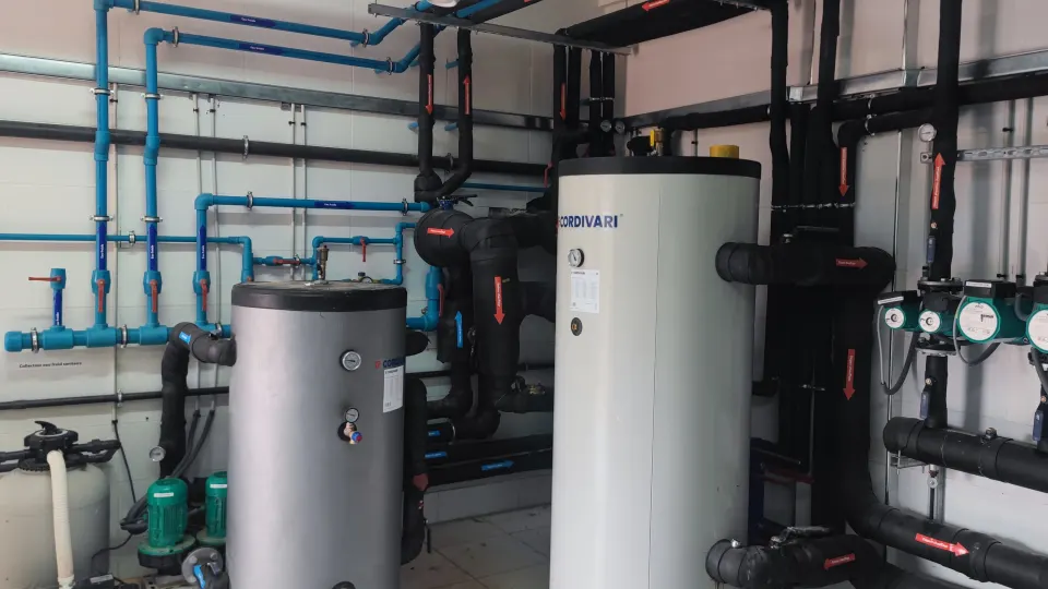 Local technique avec ballons d'eau chaude, circulateurs et réseaux calorifugés