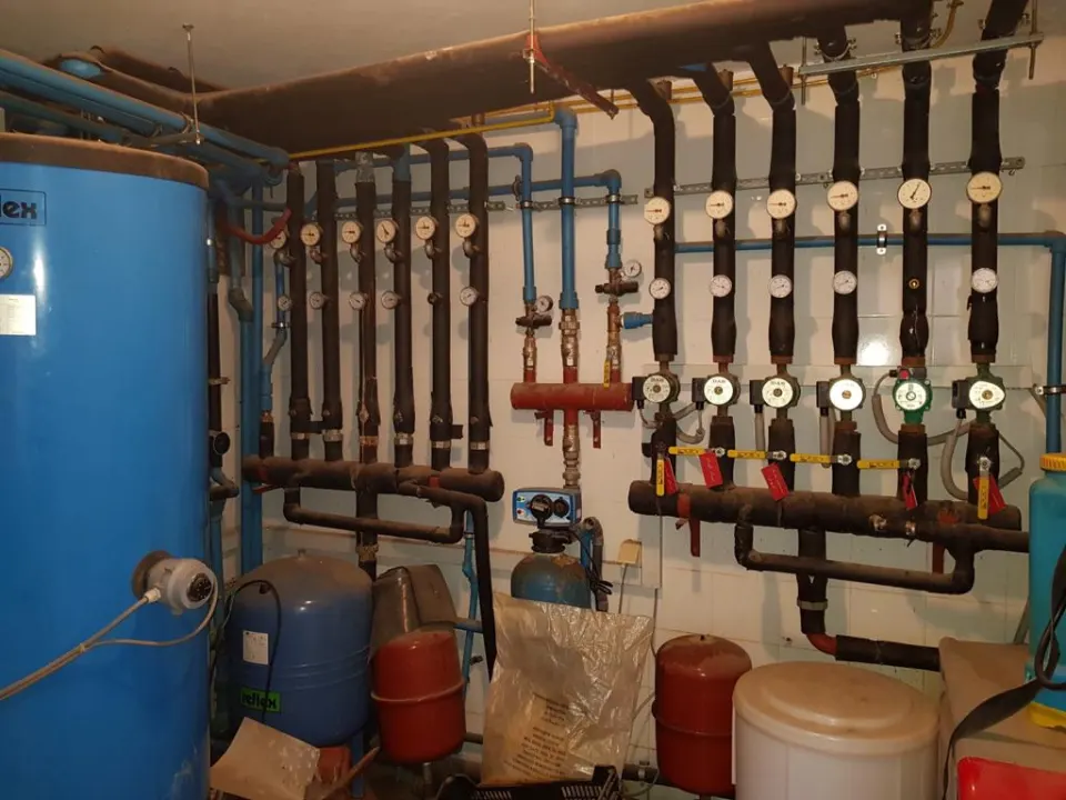 Sala de calderas y salidas de calefacción