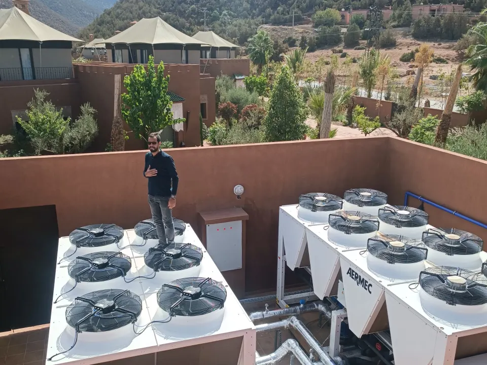 Groupes d'eau glacée Aermec installés en terrasse, face aux montagnes de l'Atlas